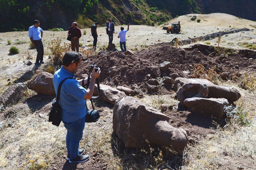 Erzurum'da çukur kapatmak isteyen arkeologlar tarihi Türk tamgaları buldu - Resim: 1