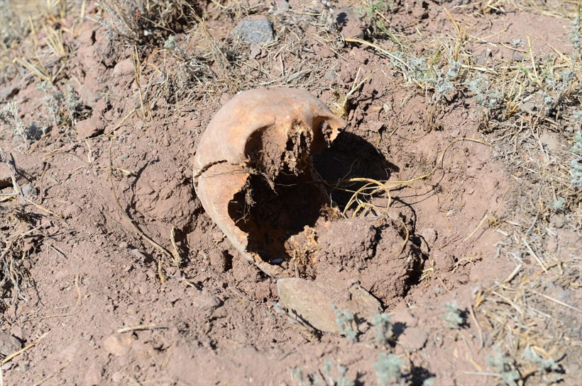 Erzurum'da çukur kapatmak isteyen arkeologlar tarihi Türk tamgaları buldu - Resim: 3