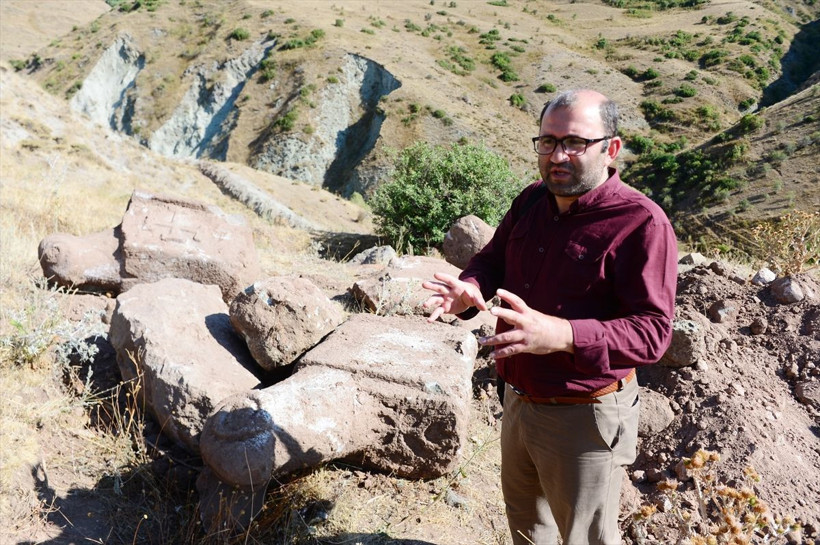 Erzurum'da çukur kapatmak isteyen arkeologlar tarihi Türk tamgaları buldu - Resim: 4