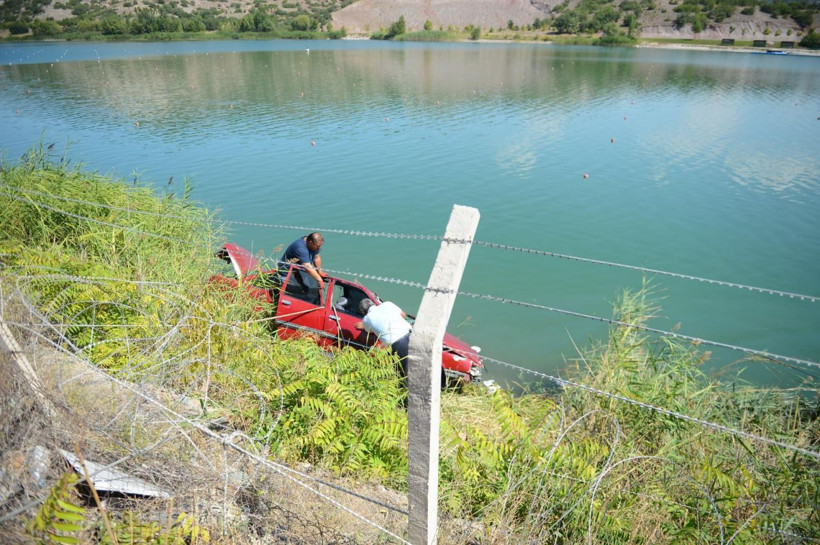 Eskişehir'de kontrolden çıkan otomobil gölete devrildi: 1 ölü 1 yaralı - Resim: 4