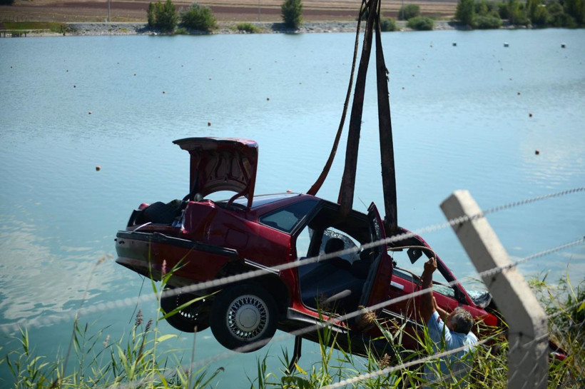 Eskişehir'de kontrolden çıkan otomobil gölete devrildi: 1 ölü 1 yaralı - Resim: 3