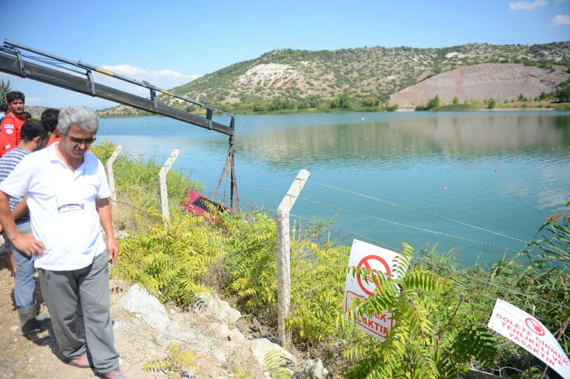Eskişehir'de kontrolden çıkan otomobil gölete devrildi: 1 ölü 1 yaralı - Resim: 2
