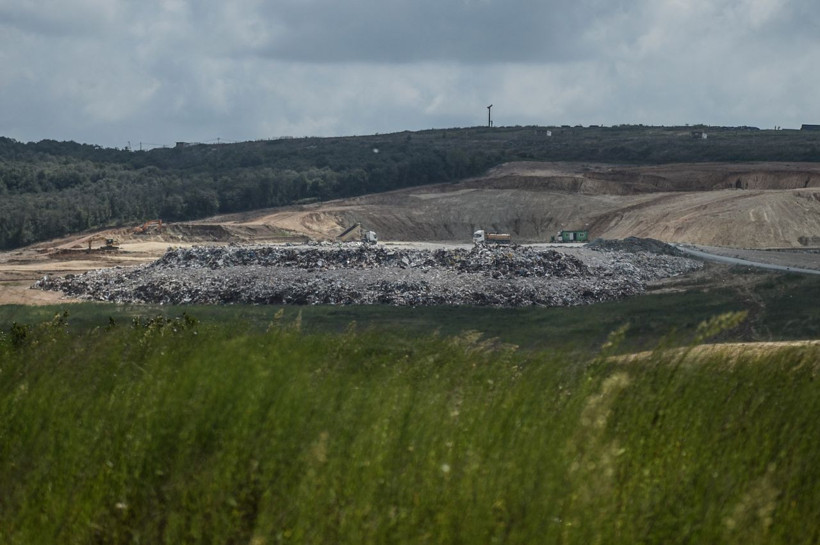 İstanbullunun çöplerinin biriktirildiği çöp dağları görüntülendi! Adeta köpeklerin yuvası oldu - Resim: 4