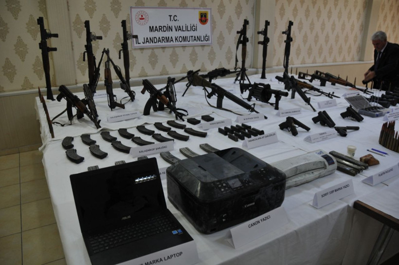 Mardin'de PKK'ya ait anti tank füzesi kimyasal fünyeler ve 20 yıllık PKK arşivi ele geçirildi - Resim: 1