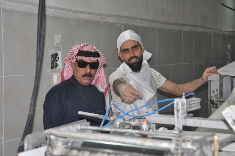 Dünyaca ünlü sanatçı Akçakale'de fırın açtı! Fakirlere ekmek dağıtıyor - Resim: 1