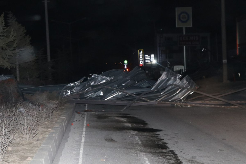 Kayseri fırtınayla kabusu yaşadı! Çatılar uçtu okullar tatil edildi - Resim: 2