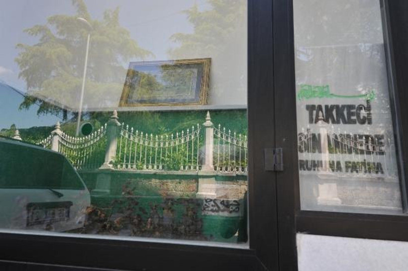 Türbenin üzerine 5 katlı apartman! Bursa'da yapıldı görenler şaşkına döndü - Resim: 1