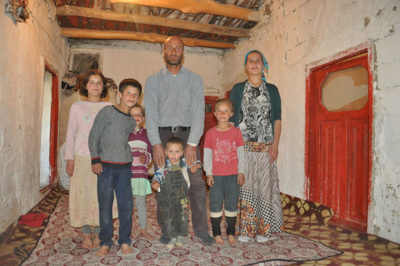 Hakkari'de yıkık dökük evde yaşayan aile yardım bekliyor - Resim: 4