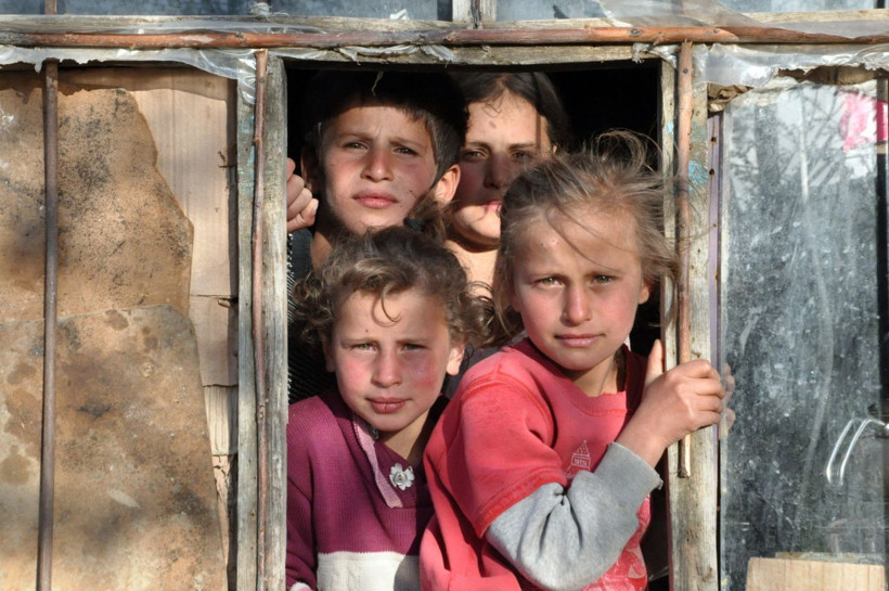 Hakkari'de yıkık dökük evde yaşayan aile yardım bekliyor - Resim: 2