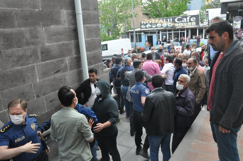 Kars'ta büyük gerginlik halk ayaklandı kayyum kayyum sloganları - Resim: 1