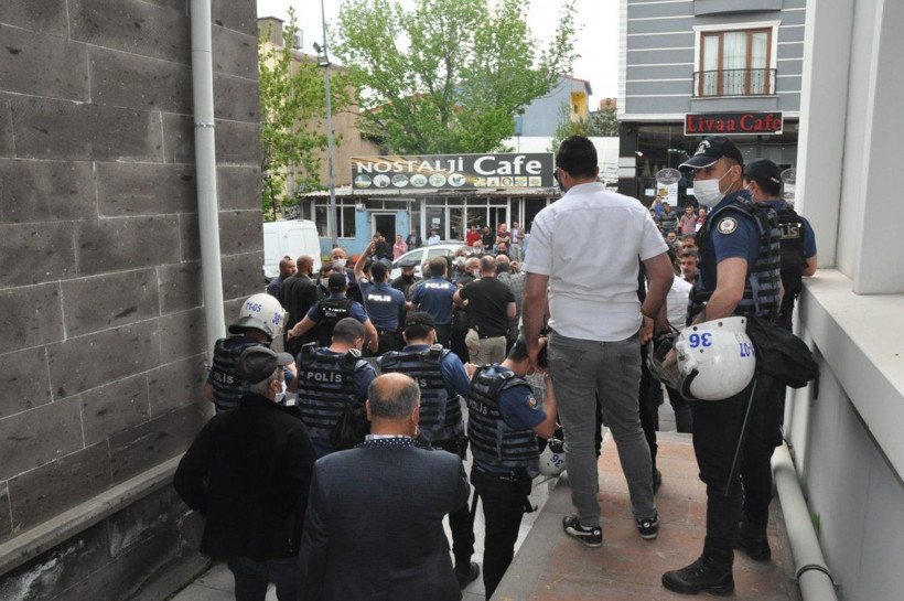 Kars'ta büyük gerginlik halk ayaklandı kayyum kayyum sloganları - Resim: 2