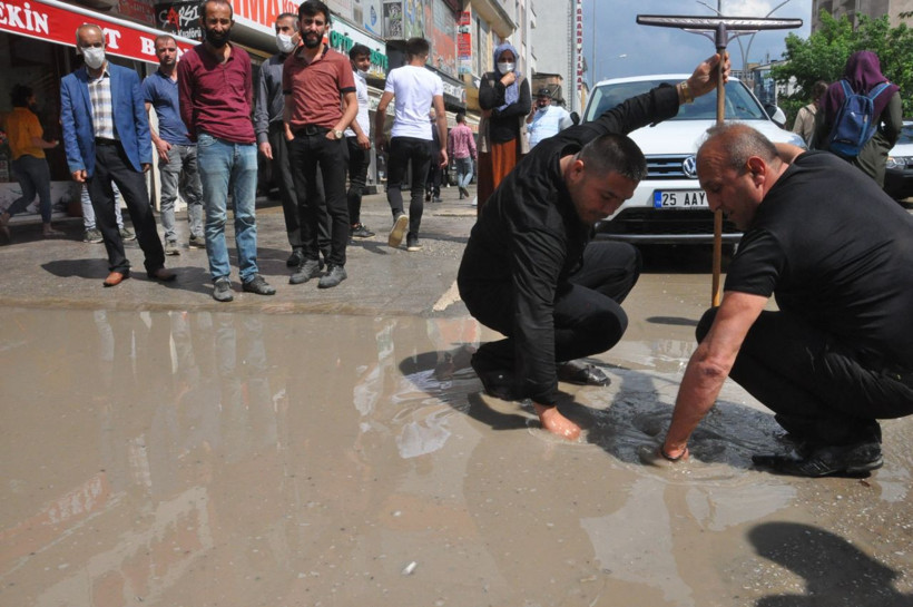 Hakkari'de aniden bastıran yağmur hayatı felç etti caddeler gölete döndü - Resim: 4