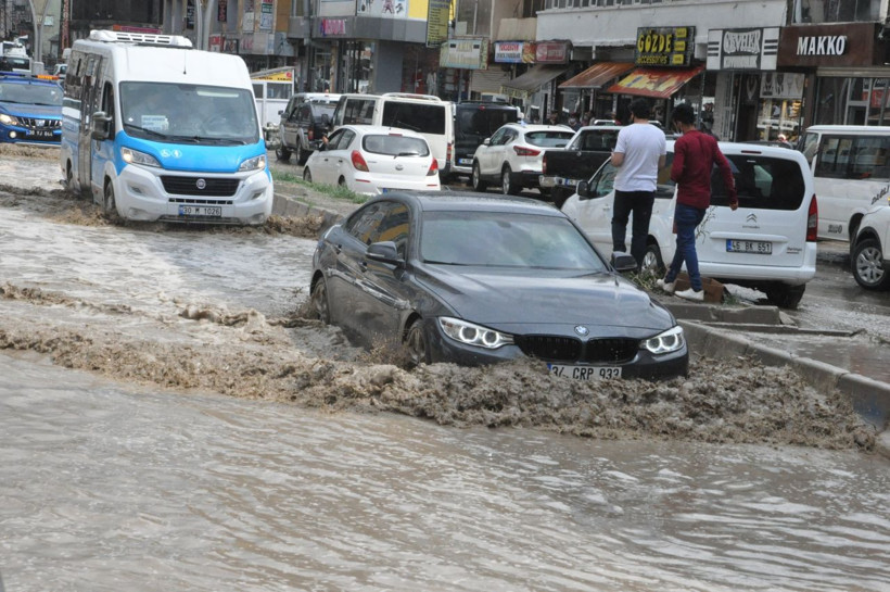 Hakkari'de aniden bastıran yağmur hayatı felç etti caddeler gölete döndü - Resim: 3