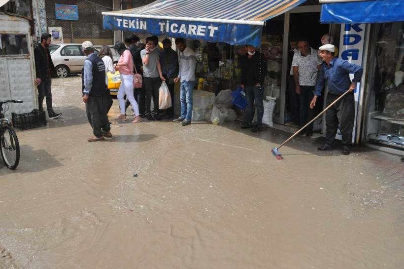 Hakkari'de aniden bastıran yağmur hayatı felç etti caddeler gölete döndü - Resim: 2