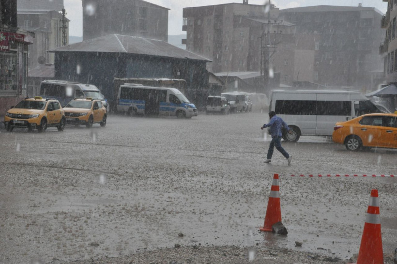 Hakkari'de aniden bastıran yağmur hayatı felç etti caddeler gölete döndü - Resim: 1