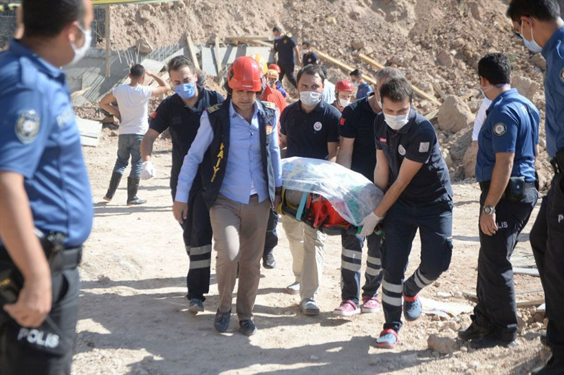 Kahramanmaraş'ta toprak kayması! 2 işçi hayatını kaybetti - Resim: 4