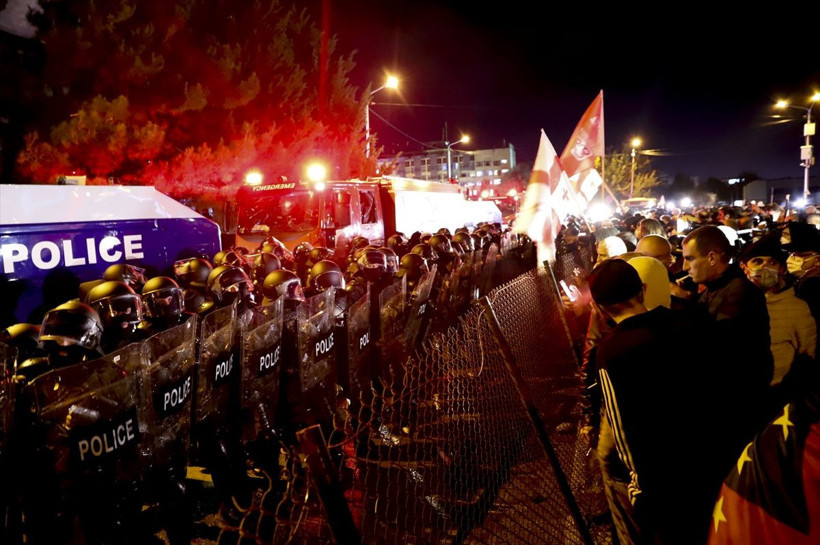 Gürcistan'da binlerce kişi erken seçim için toplandı! Başkent'te olaylı gece - Resim: 3