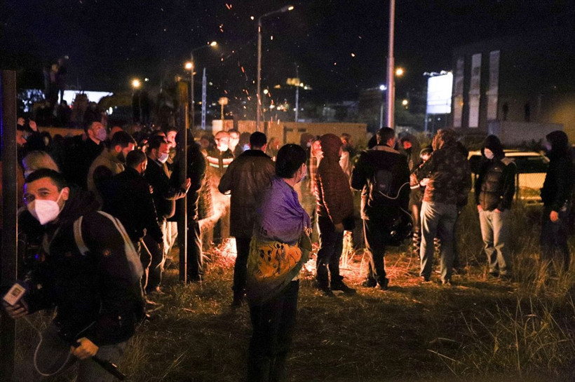 Gürcistan'da binlerce kişi erken seçim için toplandı! Başkent'te olaylı gece - Resim: 4