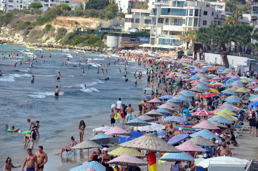 Umursamaz tavırlar tehlike saçıyor! Balıkesir'de Serdar Ortaç konserinde pes dedirten görüntü - Resim: 1