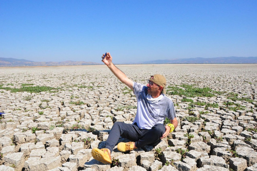 Manisa'da 2 bin kişinin geçimini sağlayan Marmara Gölü kurudu artık inekler otluyor - Resim: 3