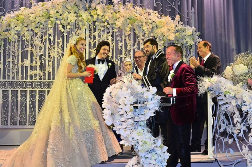 Ali Ağaoğlu dede oldu kesenin ağzını açtı Kızı Sena'ya ilk erkek torunu için villa hediyesi - Resim: 1