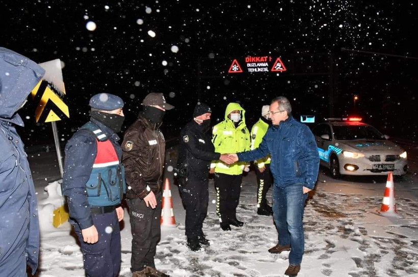 Konya kar kıyametini yaşıyor! Komşu illerle kara yolu bağlantısı 17 saat kesildi eğitime ara verildi - Resim: 4