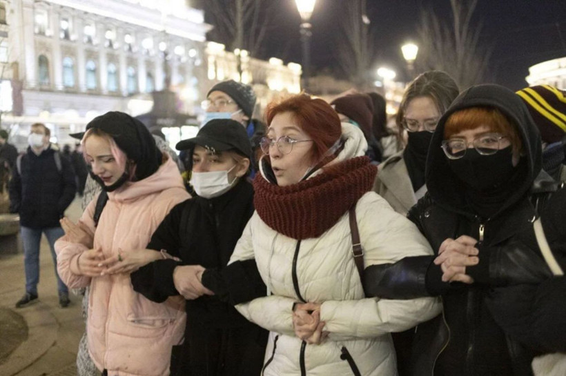 Putin rejimi bunu da yaptı! Moskova'da savaş karşıtı 2 anne ile 3 çocuk gözaltına alındı - Resim: 1