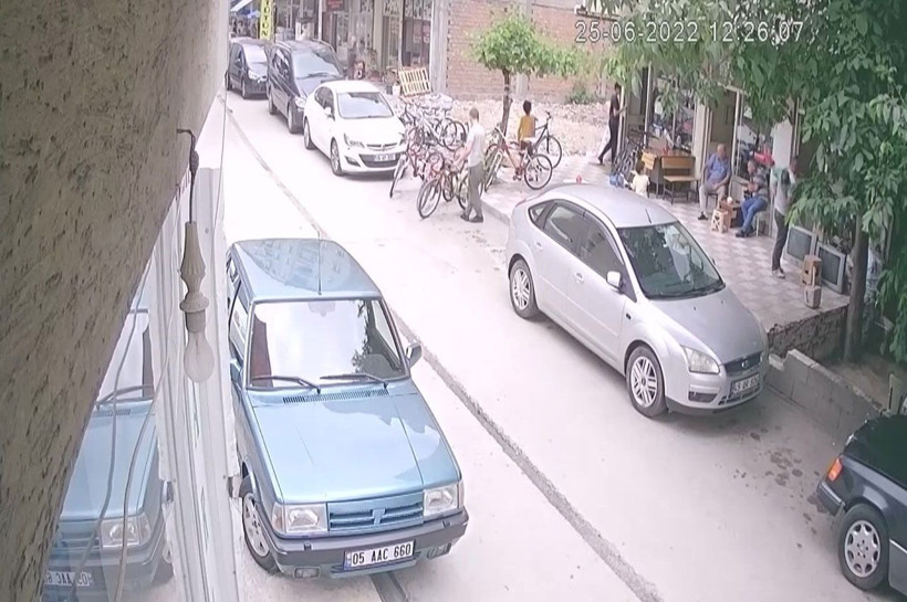 Balkondan başına öyle bir şey düştü ki gözlerine inanamadı! "Saksı sanmıştım.." - Resim: 1