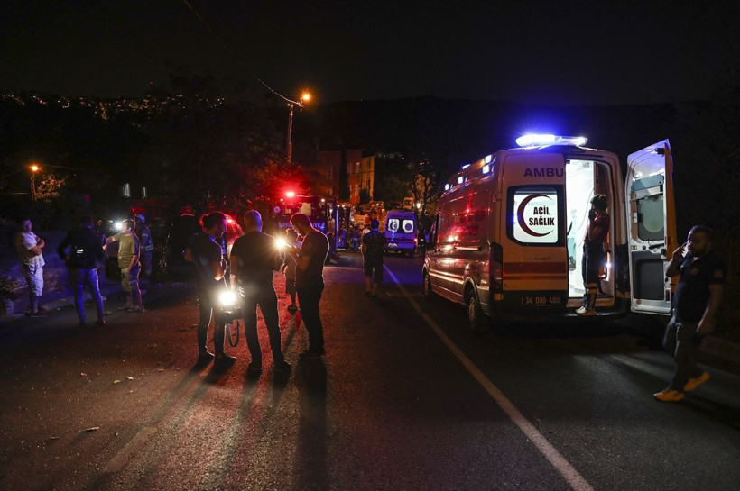 İstanbul'da faciadan dönüldü! Sarıyer’de kamyon gecekondunun üzerine düştü, 4 kişi yaralandı - Resim: 2