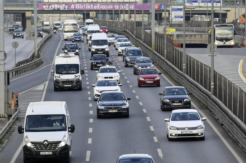 Trafik cezaları 2023 belli oldu! Hız cezası kırmızı ışık alkollü araç kullanma cezası uçtu telefonla konuşursanız... - Resim: 1