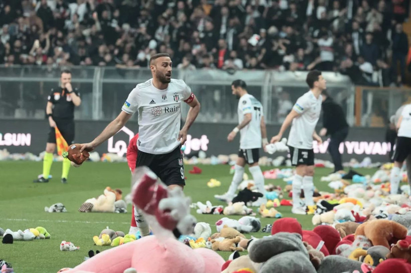 Beşiktaş Antalyaspor maçında duygulandıran görüntüler! Vodafone Park’ta 04.17'de gözyaşları sel oldu - Resim: 1