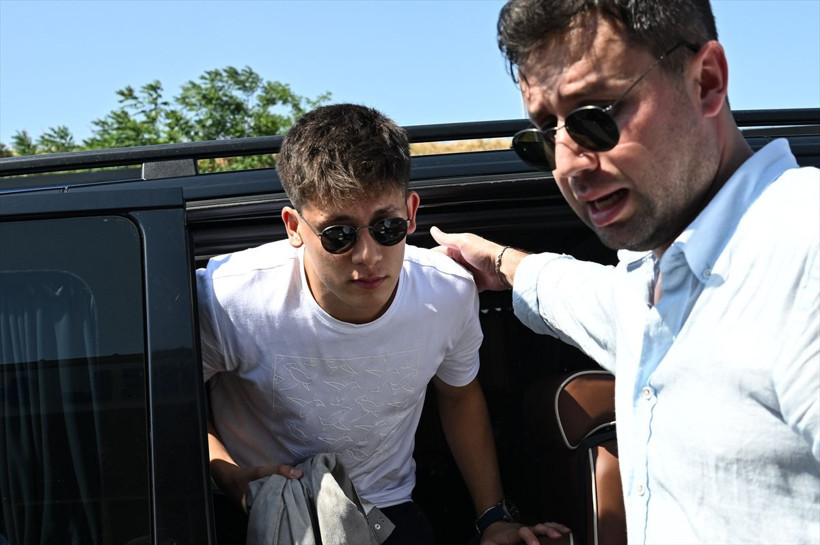 Uçağa götürülüşü olay oldu: Arda Güler resmen Real Madrid'te! İşte Fenerbahçe'nin kasasına girecek dev rakam... - Resim: 1