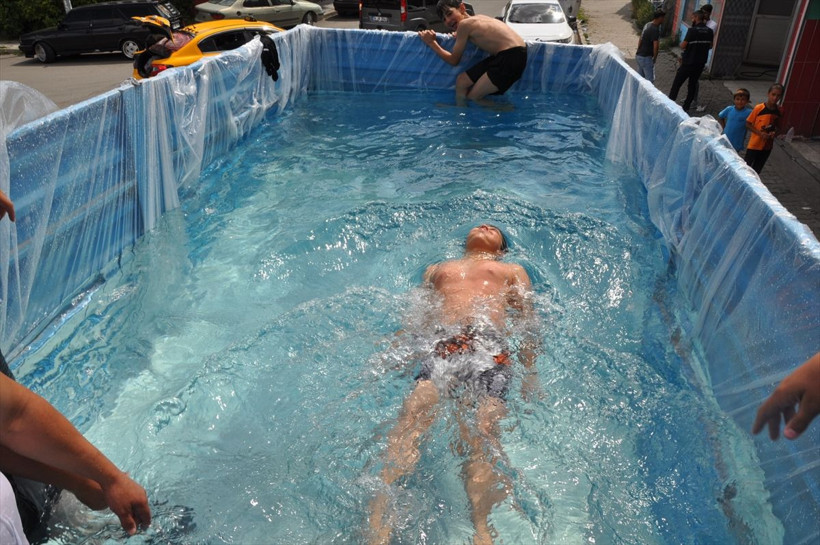 Kars'ta kamyonet kasasında "mobil havuz" keyfi! - Resim: 1