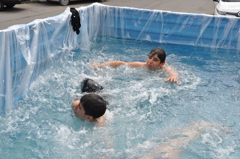 Kars'ta kamyonet kasasında "mobil havuz" keyfi! - Resim: 3