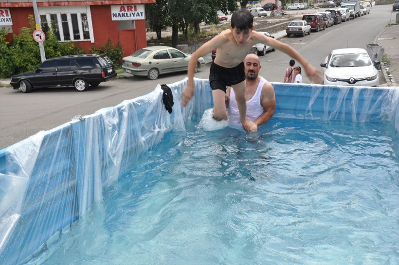 Kars'ta kamyonet kasasında "mobil havuz" keyfi! - Resim: 4