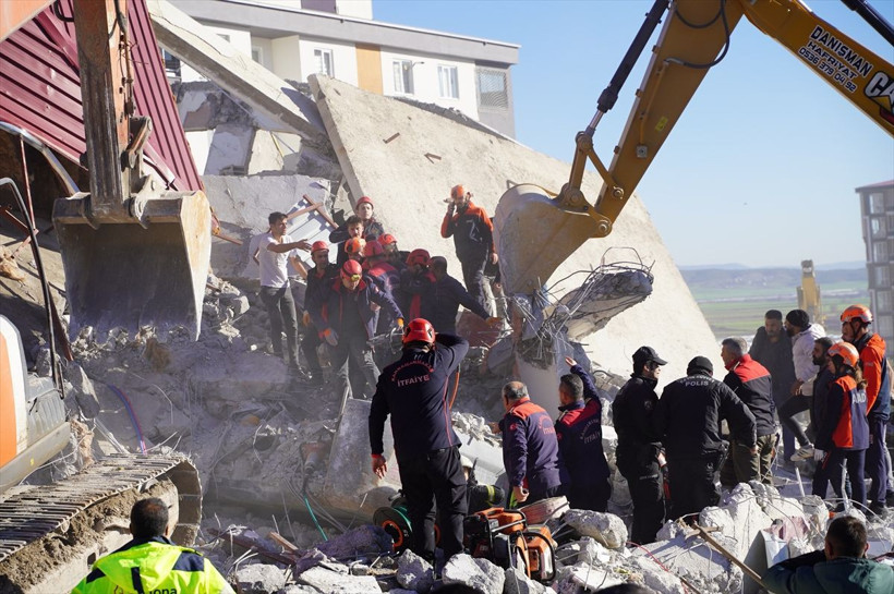 Ağır hasarlı bina yıkım sırasında iş makinesinin üzerine çöktü! - Resim: 2