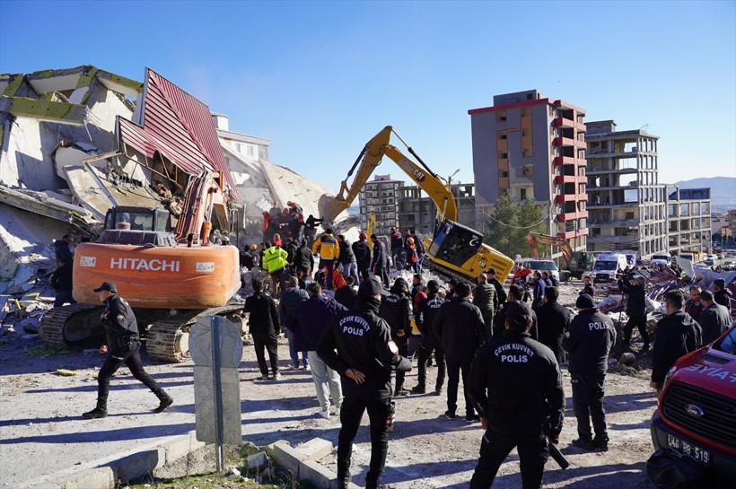 Ağır hasarlı bina yıkım sırasında iş makinesinin üzerine çöktü! - Resim: 3