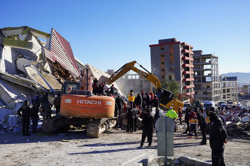 Ağır hasarlı bina yıkım sırasında iş makinesinin üzerine çöktü! - Resim: 4