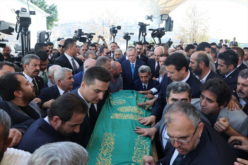Recai Kutan'a veda! Cenaze törenine Cumhurbaşkanı Erdoğan da katıldı - Resim: 2