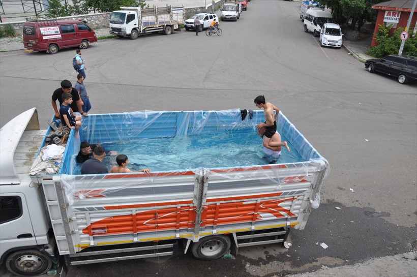 Kars'ta kamyonet kasasında "mobil havuz" keyfi! - Resim: 8