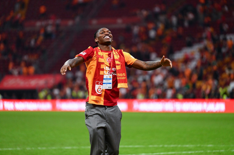 Rafael Leao sahaya indi sarı kırmızılı taraftarı selamladı ilk üçlüsünü çektirdi - Resim: 11