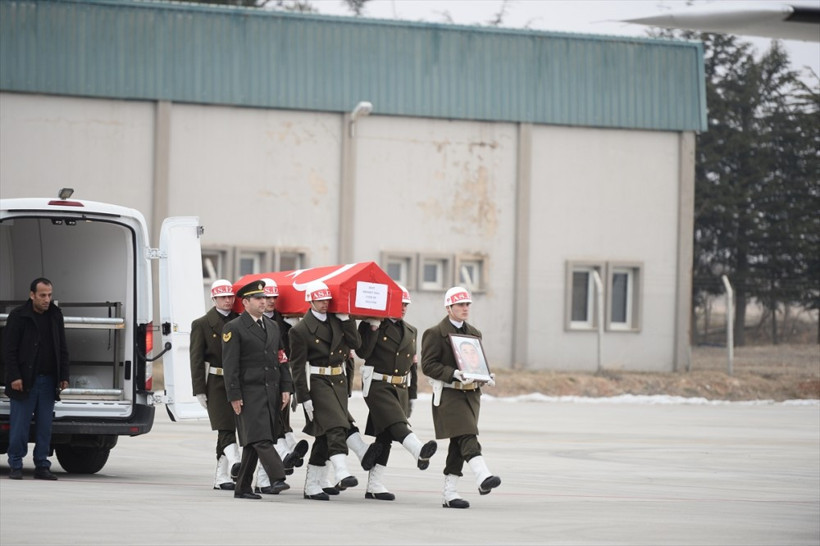 Şehit cenazesinde yürek yakan kare! - Resim: 1