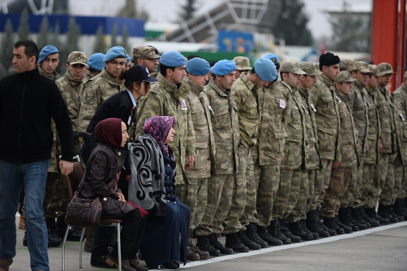 Şehit cenazesinde yürek yakan kare! - Resim: 2