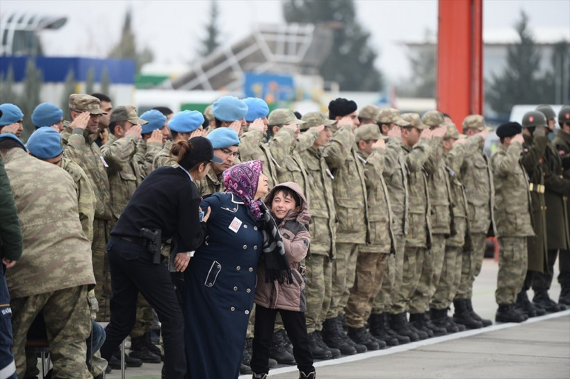 Şehit cenazesinde yürek yakan kare! - Resim: 4
