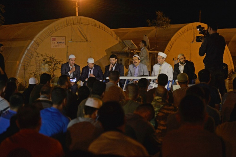 Miraç Kandili'nde güvenlik güçleri hep birlikte dua etti! - Resim: 1