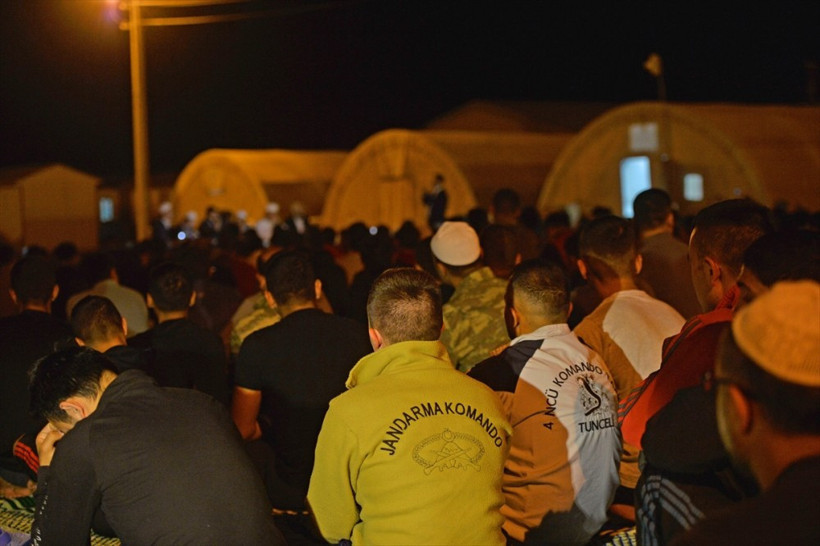 Miraç Kandili'nde güvenlik güçleri hep birlikte dua etti! - Resim: 2