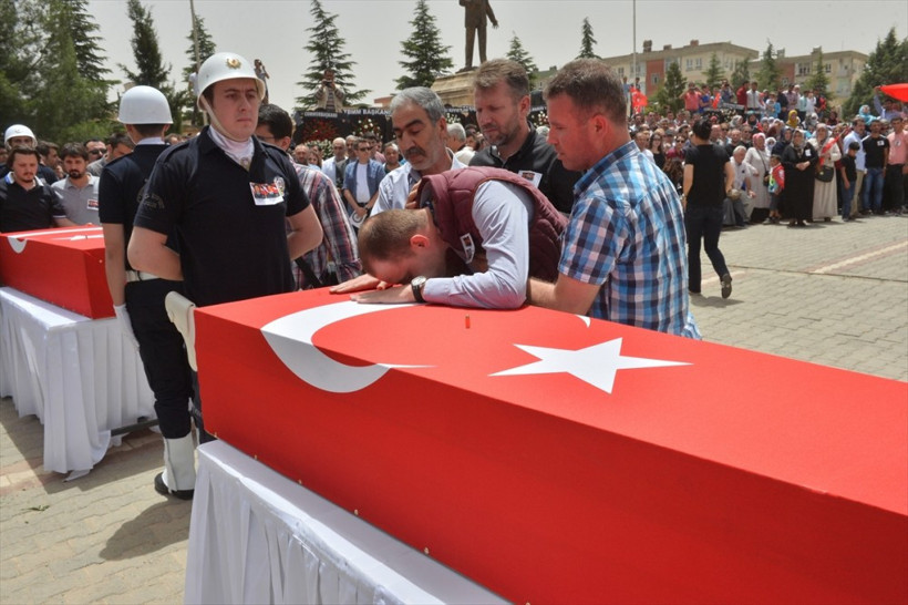 Midyat şehitlerini cenaze töreninde yürek yakan ağıt! - Resim: 1