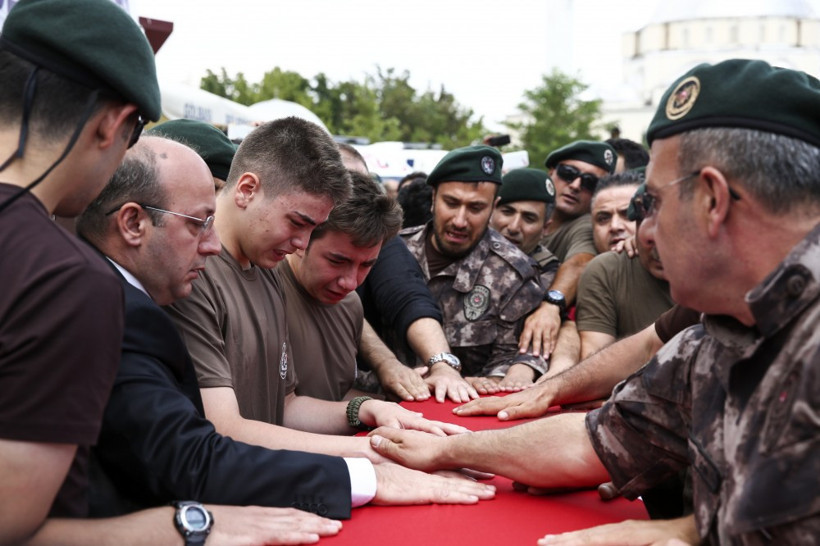 Demokrasi şehidi gözyaşlarıyla uğurlandı! - Resim: 4