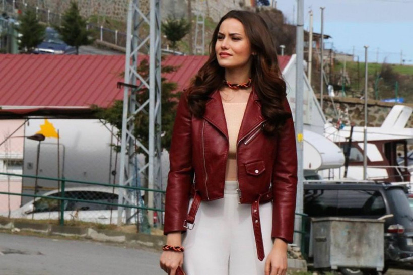 Fahriye Evcen'in göbeğine bakın! Neler oluyor? - Resim: 1