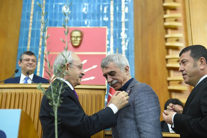 Kemal Kılıçdaroğlu CHP arması taktığı Sarp Kuray kimdir? - Resim: 2